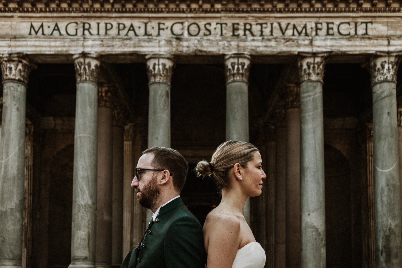 Shooting sposi post matrimonio a Roma tra Pantheon e luoghi iconici. Libertà, viaggio e immagini editoriali senza stress.