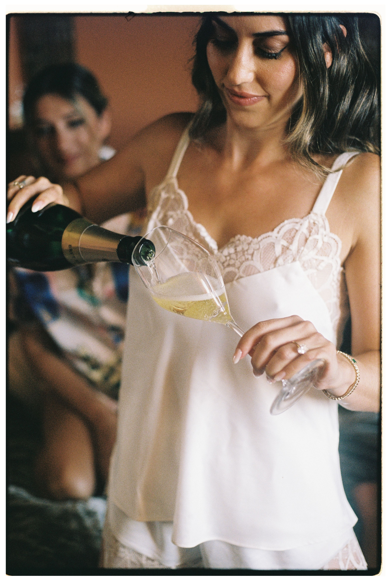 sposa preparazione fotografia analogica matrimonio