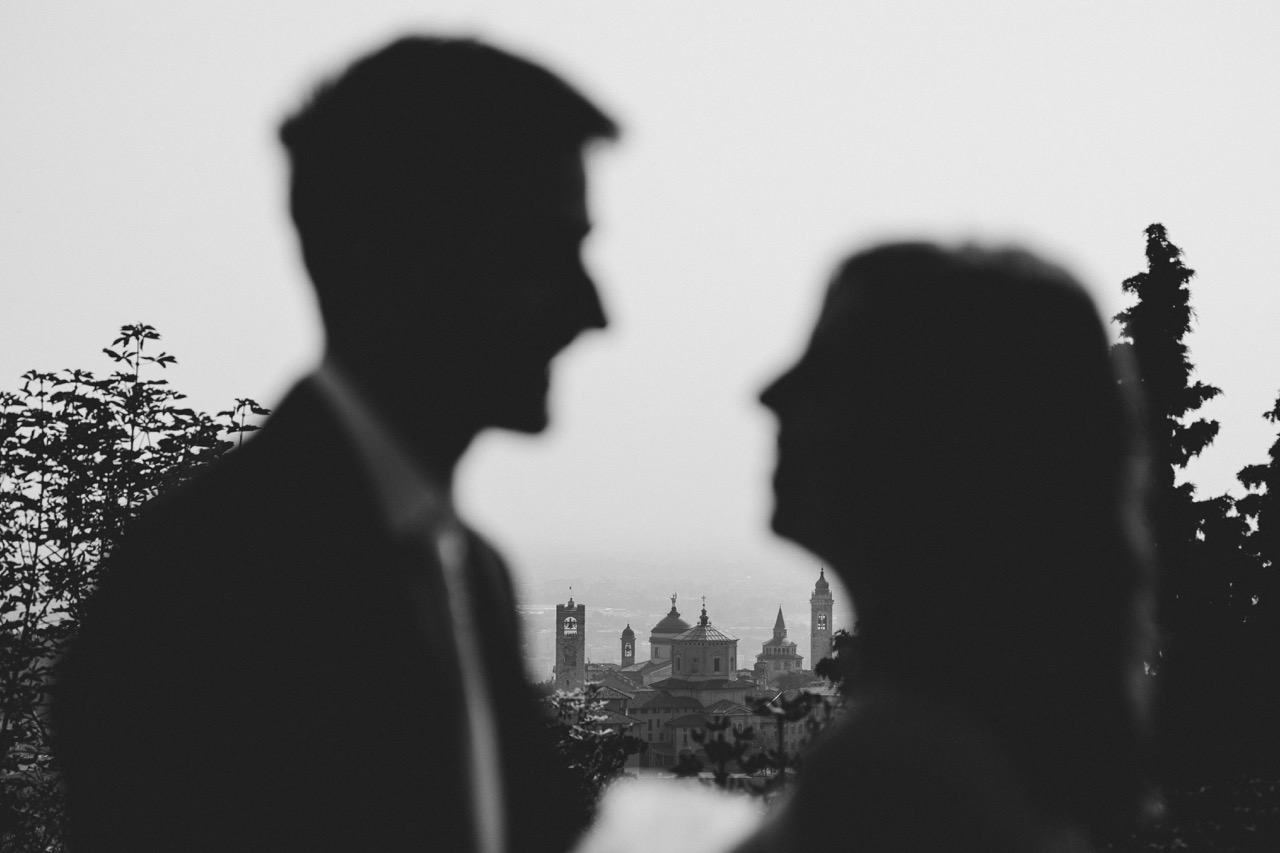 Sposi a Bergamo Città Alta in controluce durante il servizio fotografico