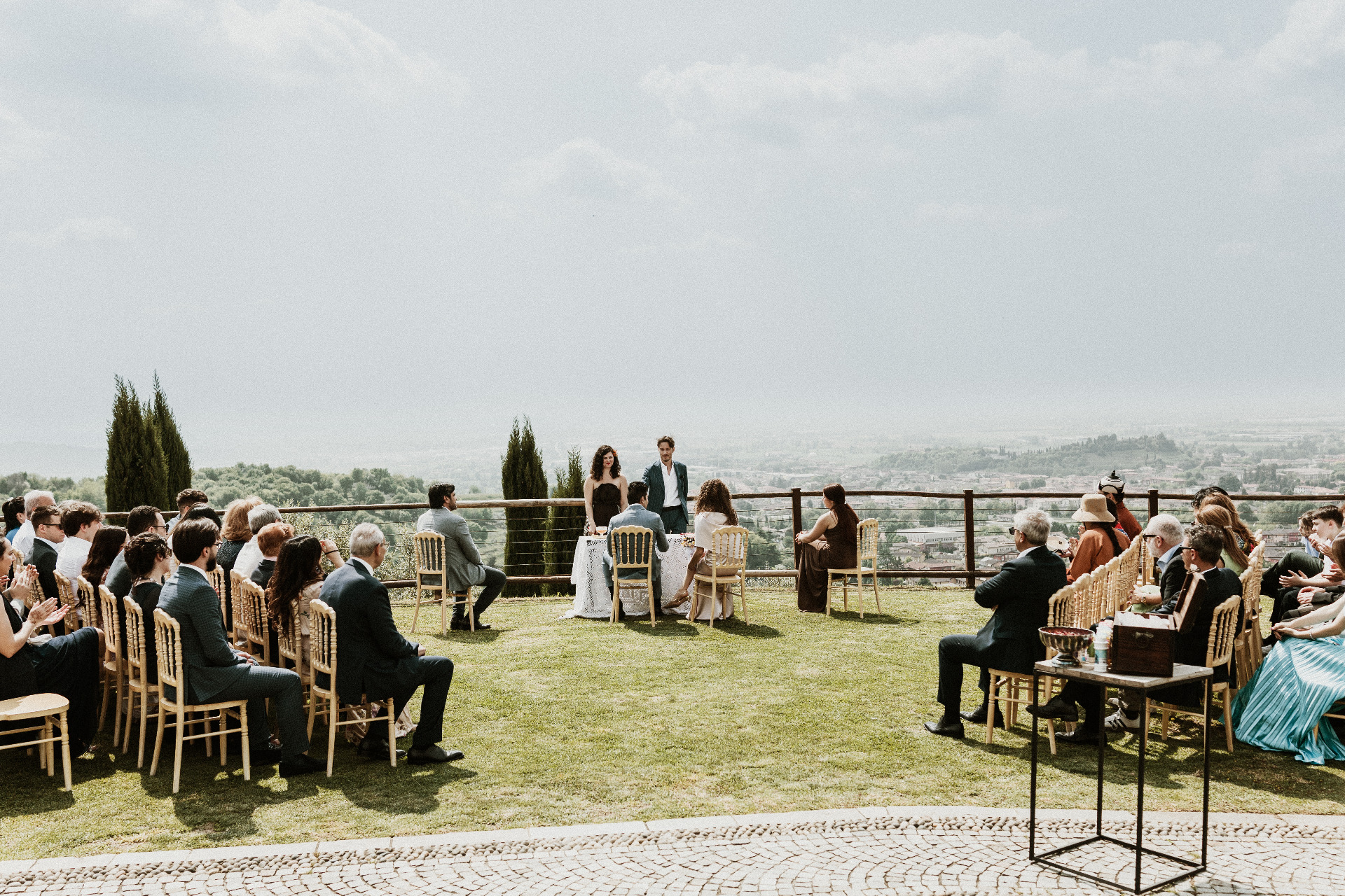 la cerimonia, sospesa sopra la Franciacorta